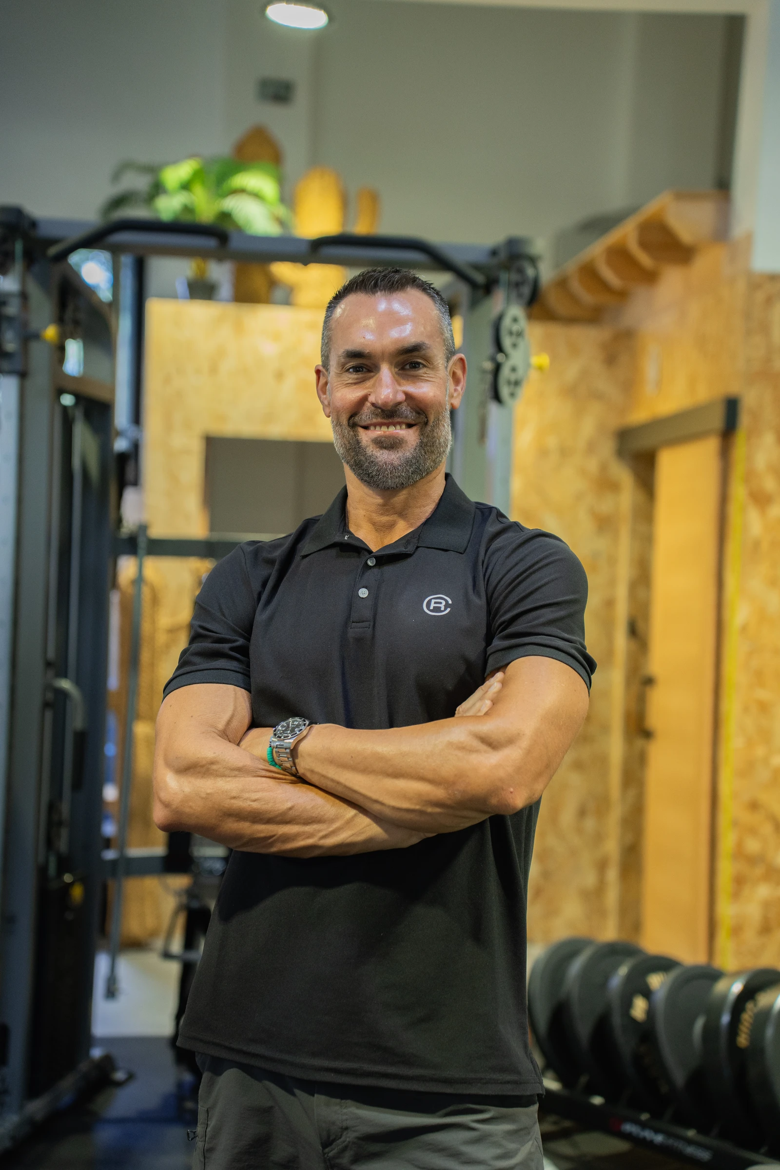 Ricardo Cobo en su espacio de entrenamiento, con una presencia serena y profesional