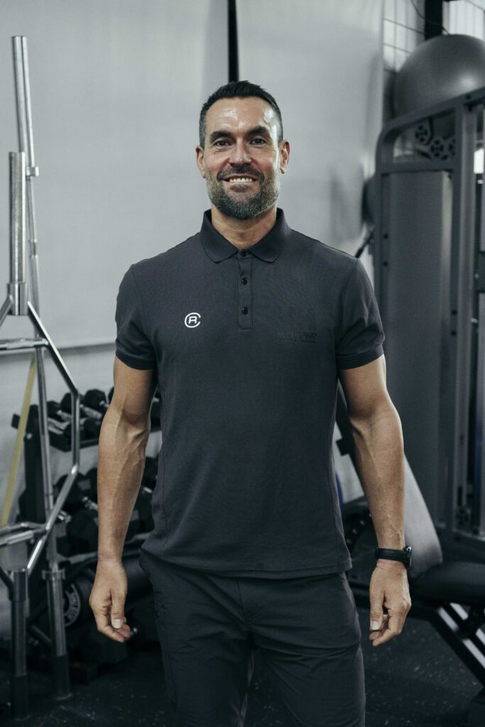 Ricardo Cobo entrenando a un cliente
